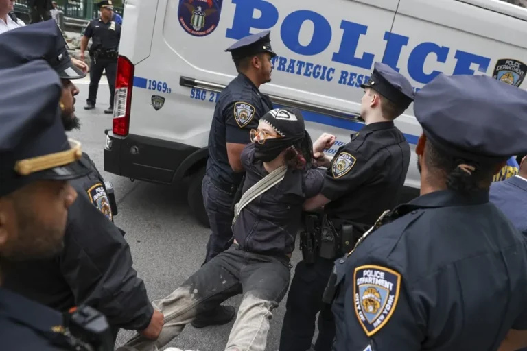 Policía de NY detiene a 24 manifestantes contra redadas de inmigrantes