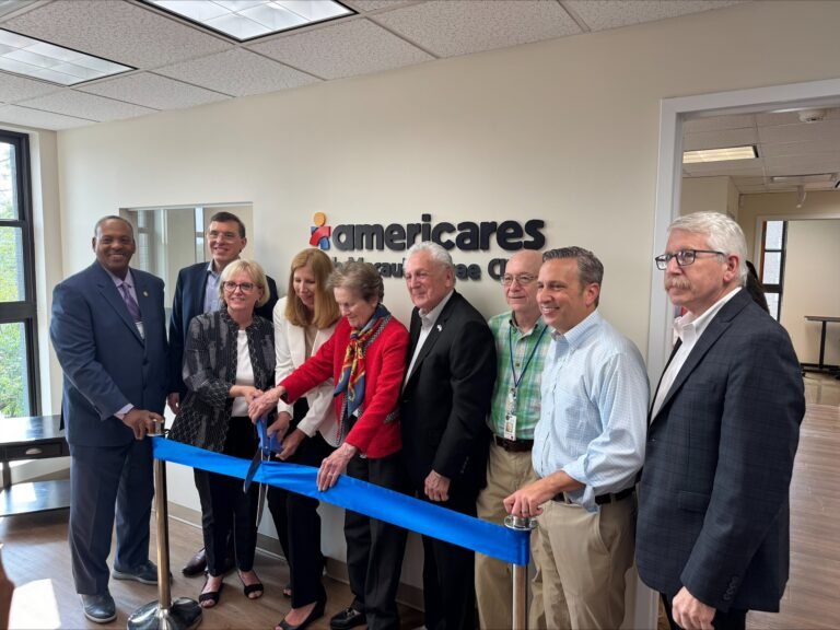 Inauguran nueva clínica gratuita de Americares