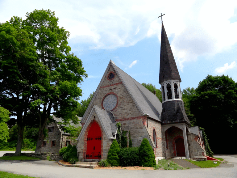 Desarrollador busca convertir iglesia en viviendas y construir más unidades en el sitio