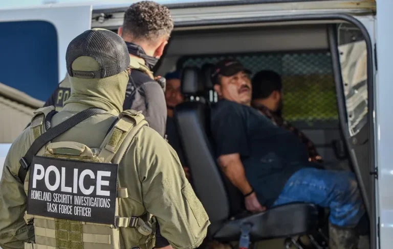 El ICE detiene a 84 migrantes, incluyendo a “criminales” de México, en un hipódromo de Luisiana