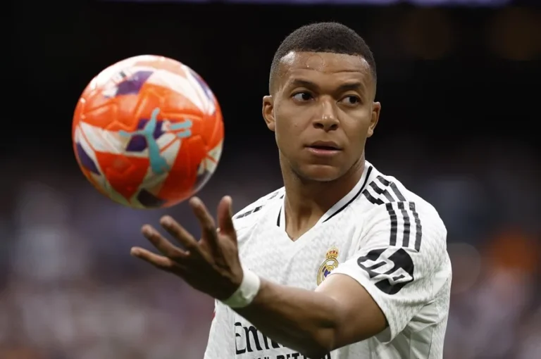 Mbappé vuelve a entrenarse con el Real Madrid en la víspera del partido contra el Salzburgo