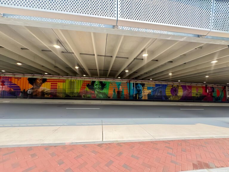 Stamford presenta nuevo mural en garaje de estación de trenes