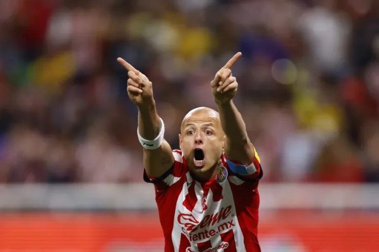 La presidenta de México critica al futbolista «Chicharito» Hernández por sus comentarios machistas