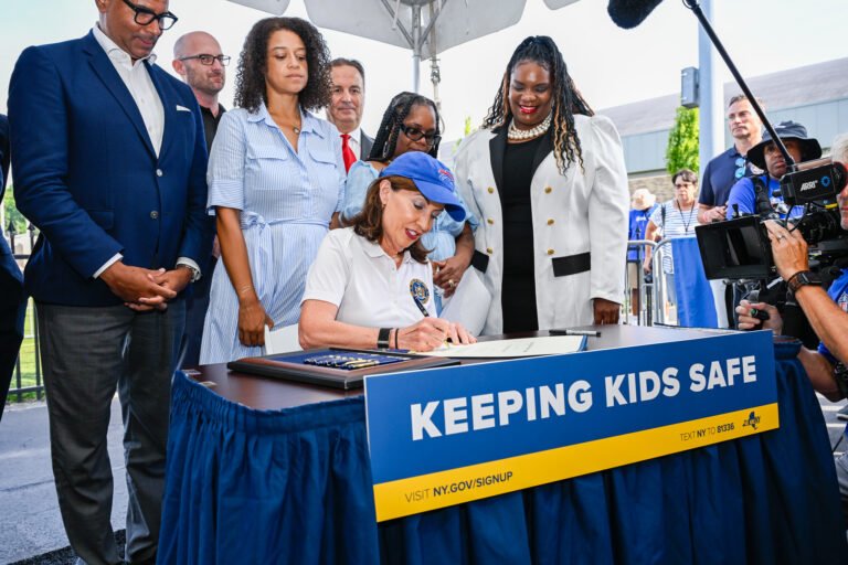 Firman ley que exige a escuelas públicas planes de respuesta ante emergencias cardíacas