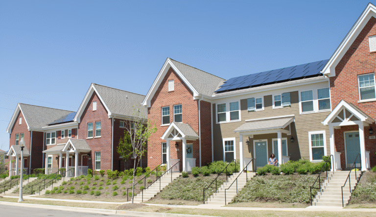 Gobernadora anuncia $1 mil millones para construir y conservar casi 3 mil viviendas asequibles en NY