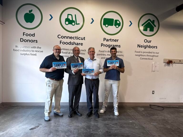 Para ayudar a combatir el hambre CT lanza nuevas placas de autos con temática de pizza