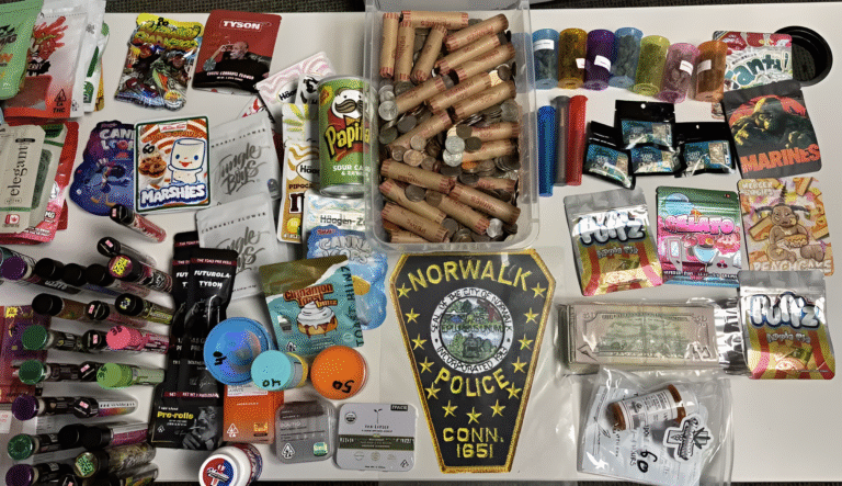 Policía encuentra cannabis ilegal oculto en tienda de tabaco