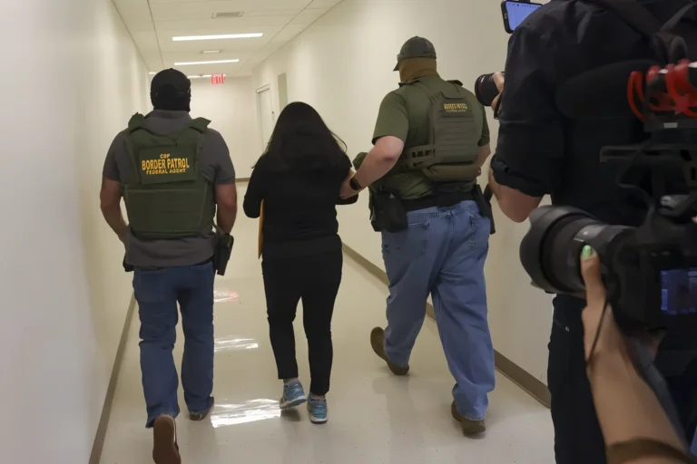 Agentes enmascarados en pasillos de los juzgados en NY causa miedo entre comunidad inmigrante