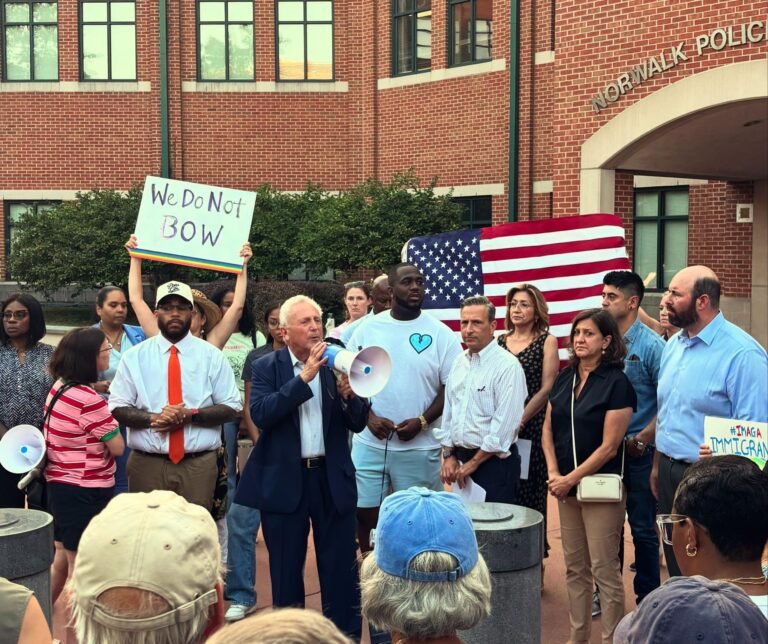 Stamford y Norwalk alzan la voz contra los arrestos de ICE