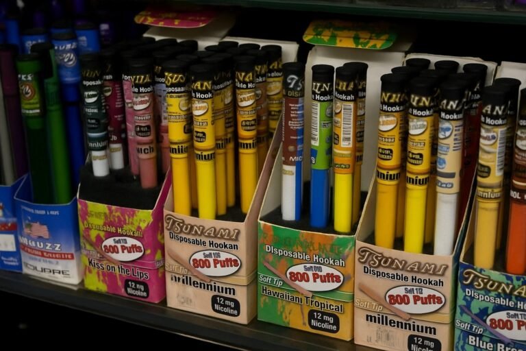 Gobernadora anuncia la mayor acción penal contra el vapeo en la historia de NY