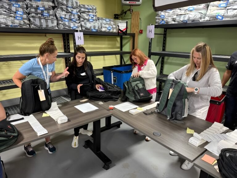 Organización distribuye cantidad récord de mochilas a estudiantes necesitados de Westchester