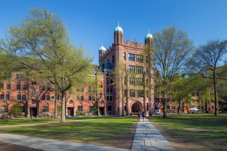 Universidades de Yale y UConn entre las 100 mejores de EEUU, según informe