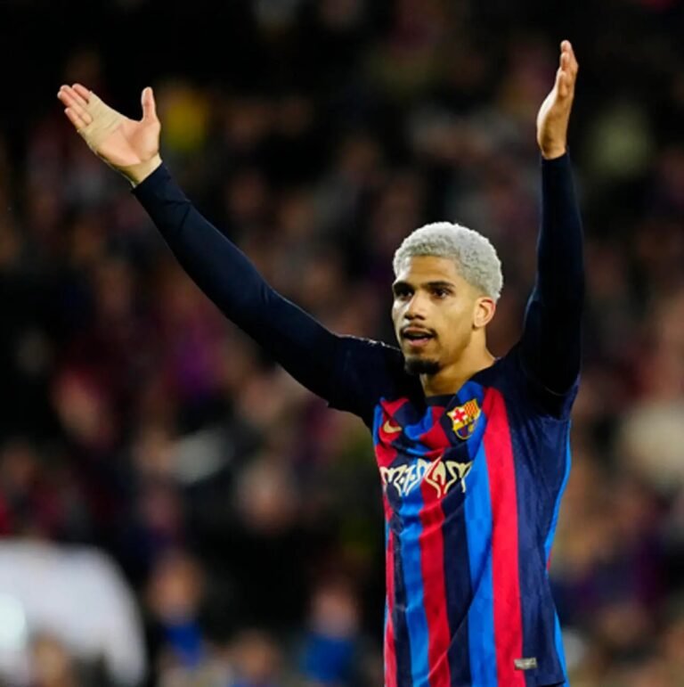 Araujo vuelve a ser el villano de Barcelona