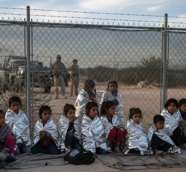 Niños migrantes son detenidos más tiempo del límite legal en EEUU