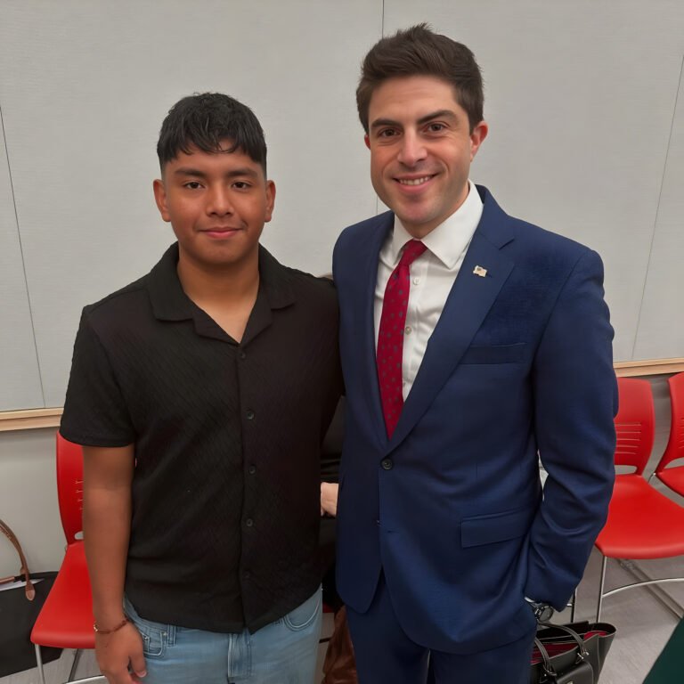 Celebran regreso de estudiante de secundaria hispano detenido seis meses por ICE