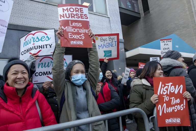 Cerca de 15,000 enfermeras se declaran en huelga en los principales hospitales de NY