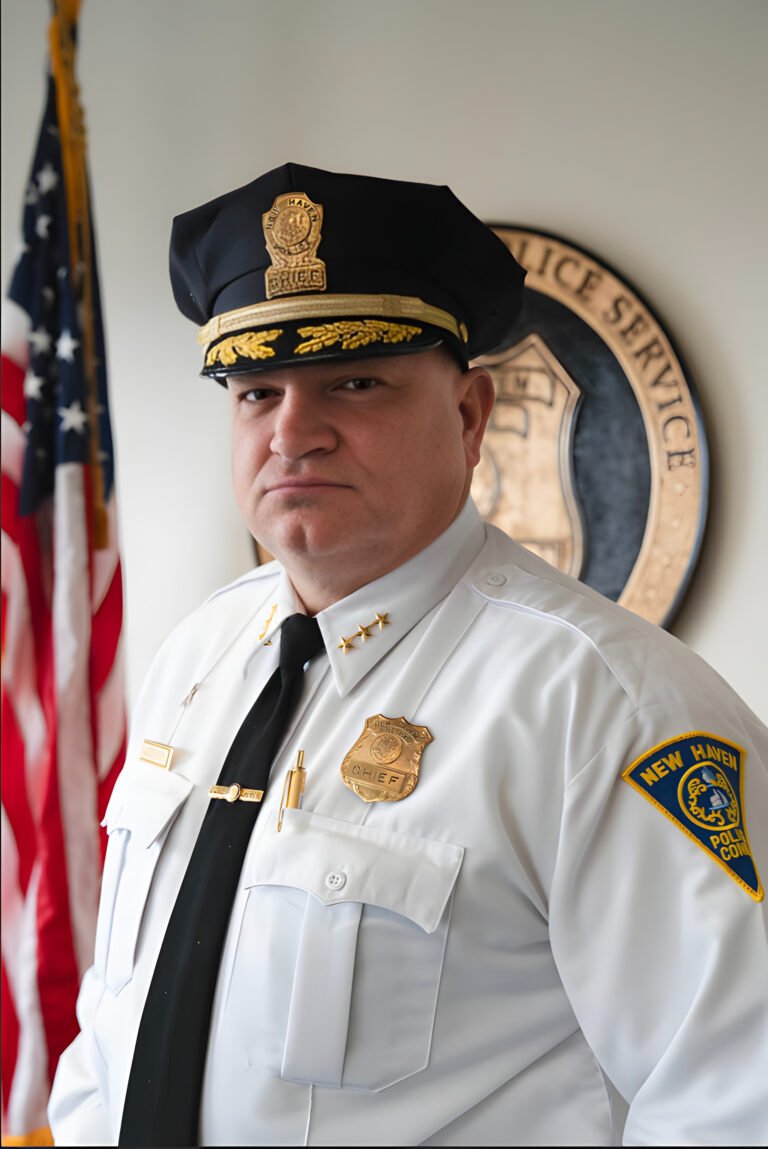 Destituyen a jefe de policía de New Haven tras acusaciones de robo de fondos