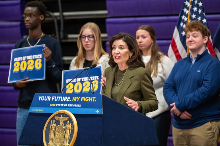 Gobernadora inicia el 2026 con una agenda de asequibilidad, nuevas medidas de alivio fiscal y aumento de salarios