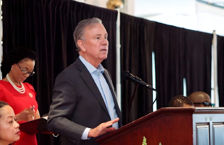 Gobernador propondrá un reembolso de impuestos de $200 por persona