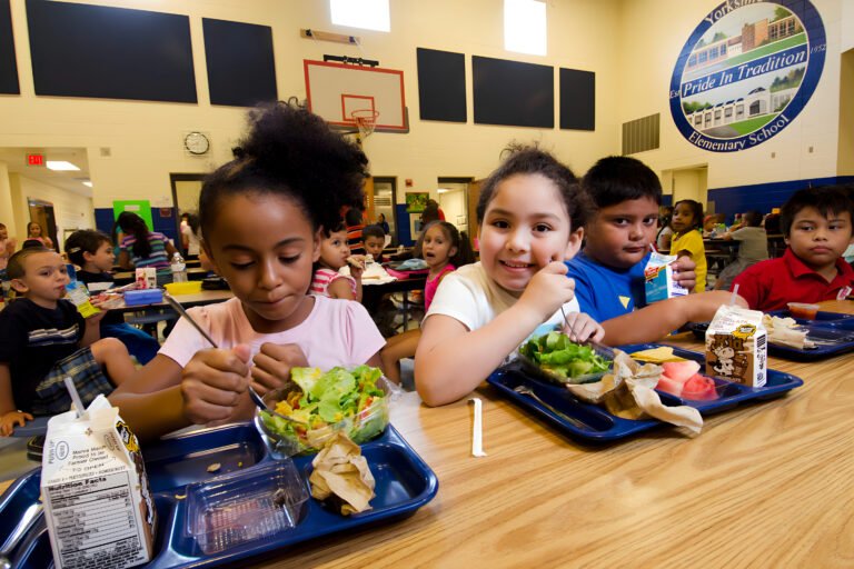 Proponen desayuno escolar gratuito para todos estudiantes desde preescolar hasta el 12º grado