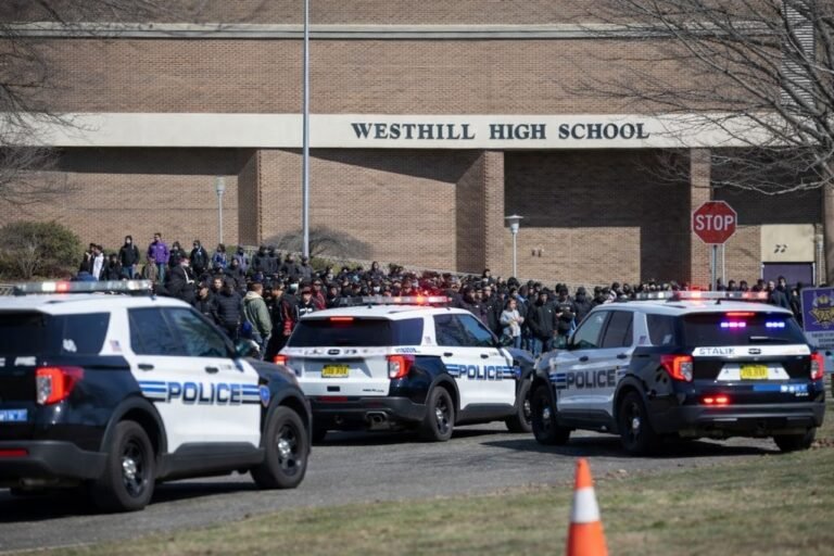 Estudiante de secundaria arrestado en medio de protesta masiva