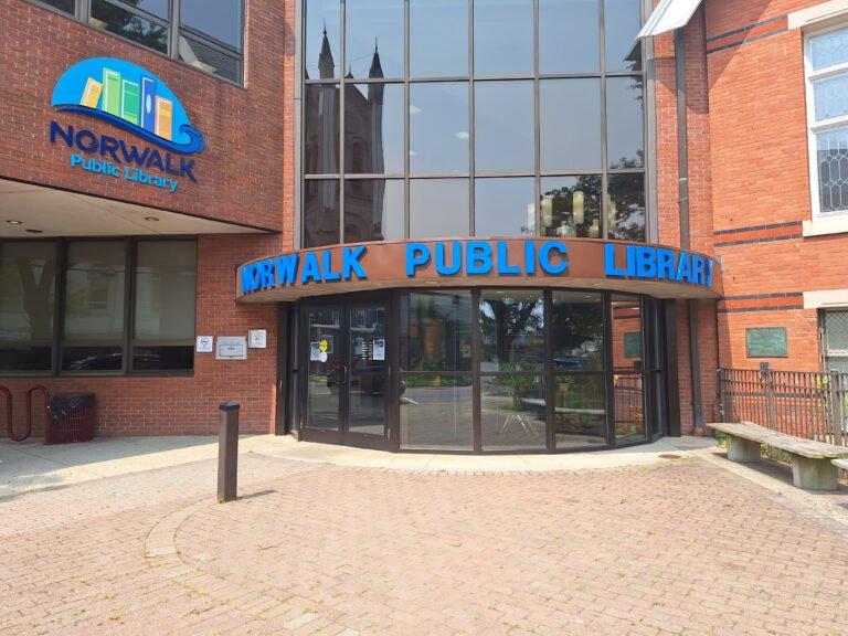 Biblioteca Pública de Norwalk reanuda servicios de pasaportes y registra fuerte demanda inicial