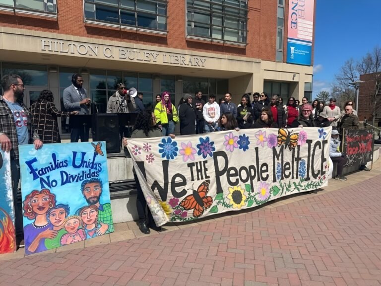 Estudiantes se manifiestan en Universidad tras detención de una compañera por el ICE