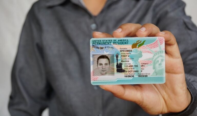 Estados Unidos revisará miles de Green Cards y beneficios migratorios otorgados entre 2021 y 2025 en un nuevo control de seguridad