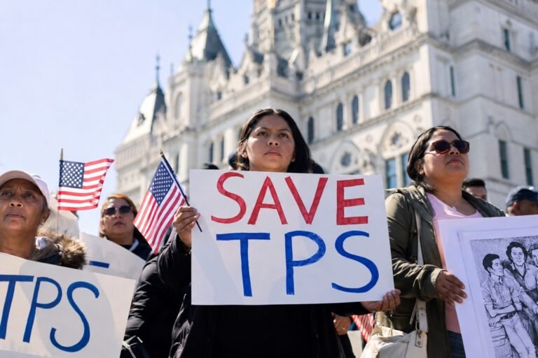 Defensores de inmigrantes piden a CT prepararse tras fallo de la Corte Suprema sobre el TPS