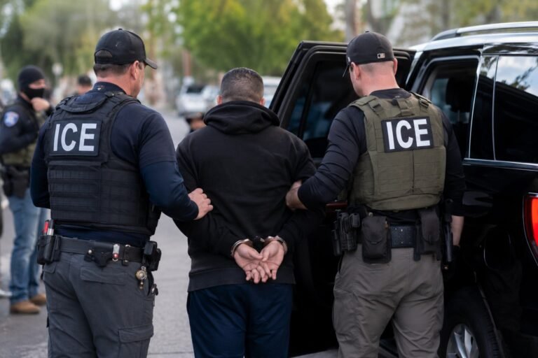 ICE duplica detenciones de inmigrantes con nueva meta de arrestos diarios, según New York Times