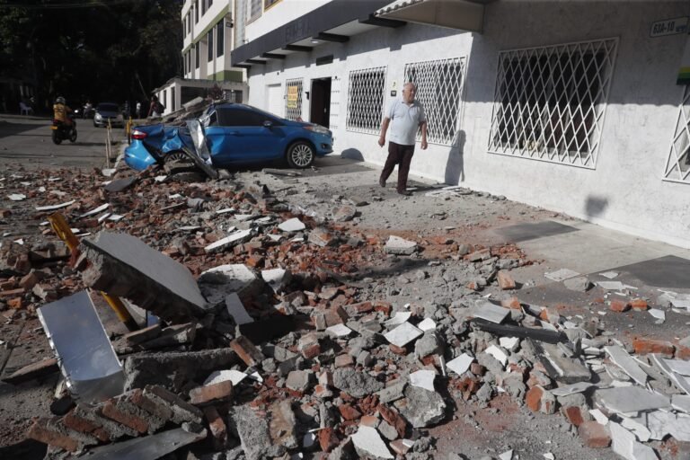 Terremoto de magnitud 7,4 sacude Colombia y deja daños en varias ciudades
