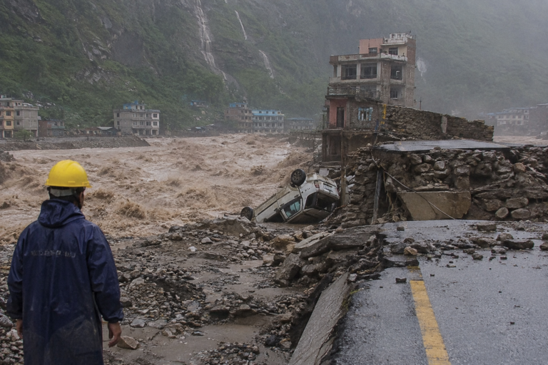 Inundaciones repentinas dejan al menos 160 muertos y cientos de desaparecidos en Nepal y China